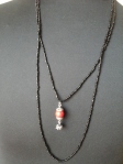 perline nere e amuleto rosso con bottoncino in filigrana argento 10 euro